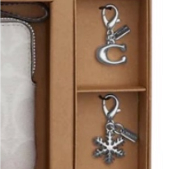 NWT Coach CN044 Boxed Leather Corner Zip Wristlet Purse Snowflake & C Charm - Picture 2 of 6